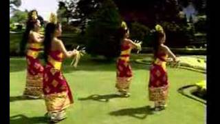 Tari Pendet dari Bali Indonesia