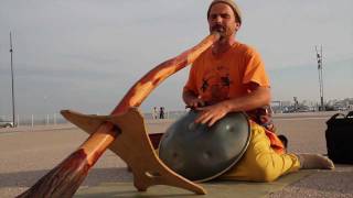Ananda Krishna Röösli -  Hang drum (percusión) & Didgeridoo (viento)