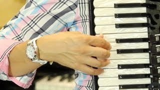 Colocando la mano derecha - Aprende a tocar el acordeón